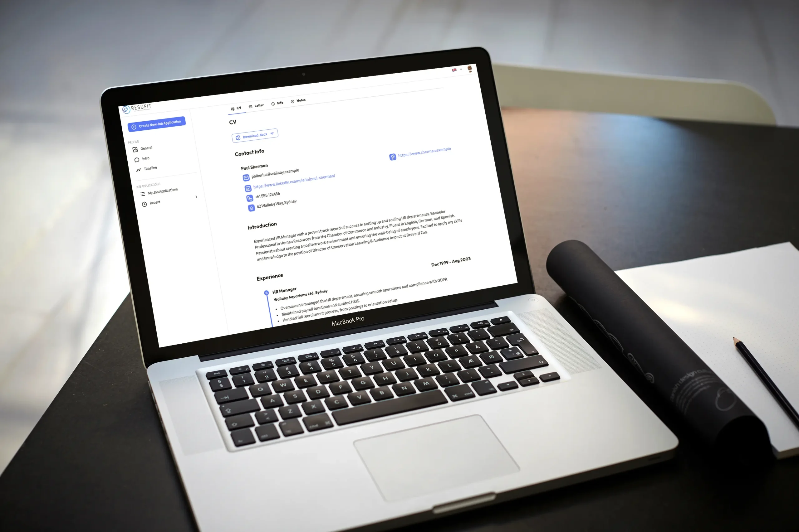 MacBook Pro montrant le générateur de CV AI de ResuFit